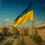 Vue panoramique de la place de l'Indépendance à Kyiv, avec le drapeau ukrainien en premier plan flottant au vent, sur fond de symboles numériques évoquant les cyberattaques et la cybersécurité en Ukraine.