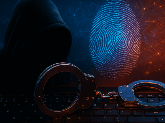 Image symbolique d'une cybercriminalité, montrant une silhouette encapuchonnée derrière un clavier d’ordinateur, des menottes métalliques posées sur les touches, et une empreinte digitale numérique lumineuse en arrière-plan sur fond de réseau digital orange et bleu. L’image évoque le piratage informatique, les arrestations de cybercriminels et l’identification numérique.
