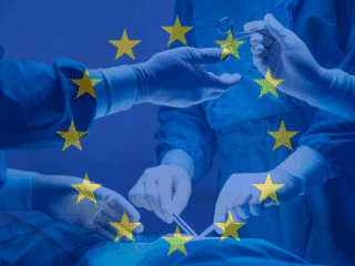 Des professionnels de santé en pleine opération chirurgicale, avec un drapeau européen semi-transparent superposé, illustrant le soutien financier de l’Union européenne aux établissements hospitaliers et à la modernisation des systèmes de santé.