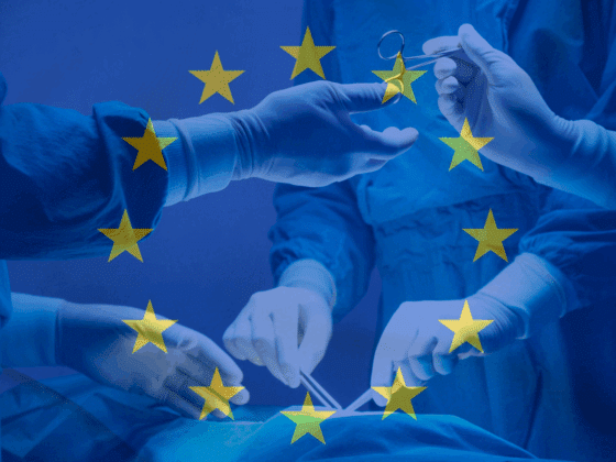 Des professionnels de santé en pleine opération chirurgicale, avec un drapeau européen semi-transparent superposé, illustrant le soutien financier de l’Union européenne aux établissements hospitaliers et à la modernisation des systèmes de santé.