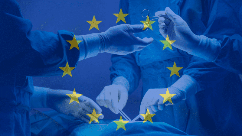 Des professionnels de santé en pleine opération chirurgicale, avec un drapeau européen semi-transparent superposé, illustrant le soutien financier de l’Union européenne aux établissements hospitaliers et à la modernisation des systèmes de santé.