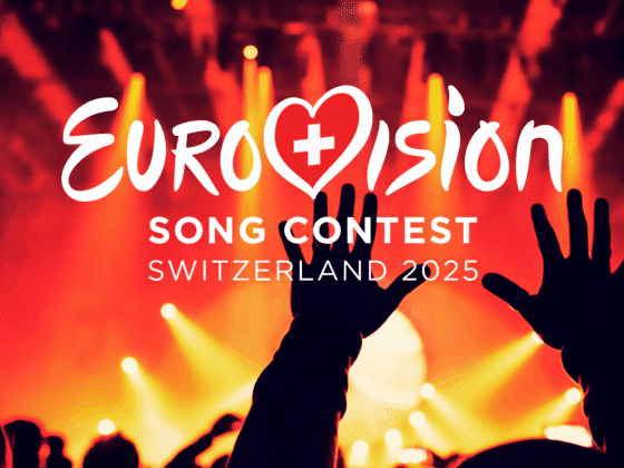 Scène de concert enflammée avec un public en liesse sous des lumières rouges et orange, illustrant le Eurovision Song Contest 2025 en Suisse. Le logo officiel du concours est au centre de l’image.