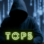 Image réaliste d'une personne encapuchonnée, assise devant un ordinateur portable dans un environnement sombre, illustrant les menaces liées au cybercrime, aux attaques informatiques et à la cybersécurité.