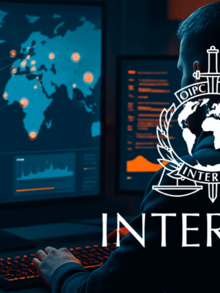 Analyste cybersécurité surveillant en temps réel des infrastructures malveillantes sur plusieurs écrans, dans le cadre d’une opération internationale coordonnée par INTERPOL contre les infostealers.