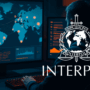 Analyste cybersécurité surveillant en temps réel des infrastructures malveillantes sur plusieurs écrans, dans le cadre d’une opération internationale coordonnée par INTERPOL contre les infostealers.