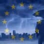 Un homme en costume vu de dos tenant un parapluie, face à une ville sous un orage violent. En surimpression, les étoiles du drapeau européen symbolisent la protection et la coordination de l’Union européenne face aux crises. L’ambiance visuelle évoque la cybersécurité et la résilience en contexte de menace.