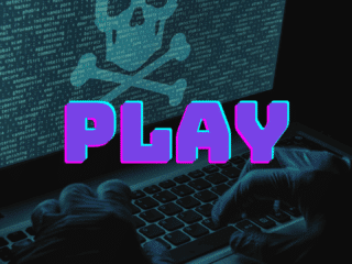 Un écran d’ordinateur affiche un symbole de piraterie numérique et du code, avec des mains gantées tapant sur un clavier. Le mot « PLAY » est superposé en lettres colorées, représentant le groupe de rançongiciel Play, impliqué dans des attaques massives à travers le monde.