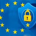Illustration d’un bouclier bleu avec un cadenas doré au centre, entouré des étoiles du drapeau de l’Union européenne, symbolisant la protection des données et la cybersécurité en Europe sur fond bleu clair.