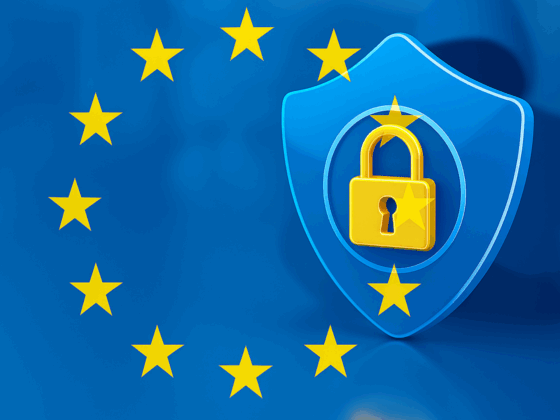 Illustration d’un bouclier bleu avec un cadenas doré au centre, entouré des étoiles du drapeau de l’Union européenne, symbolisant la protection des données et la cybersécurité en Europe sur fond bleu clair.