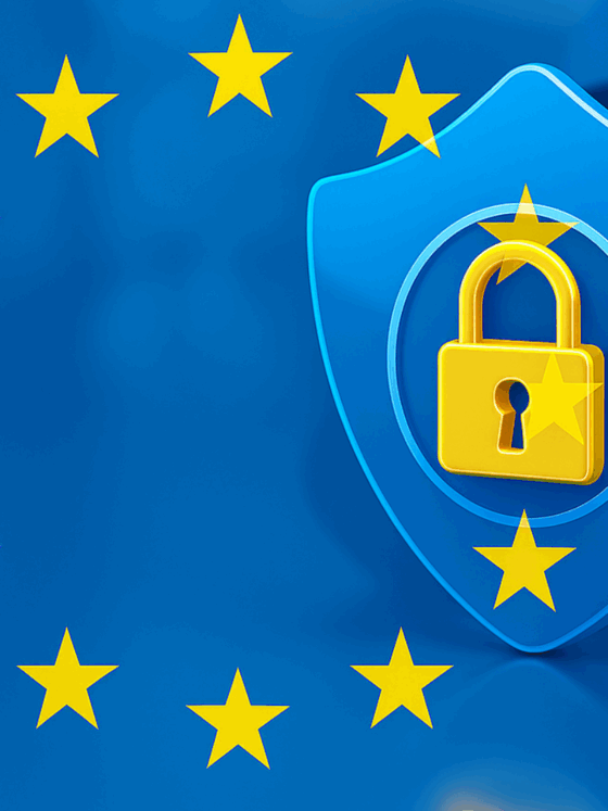 Illustration d’un bouclier bleu avec un cadenas doré au centre, entouré des étoiles du drapeau de l’Union européenne, symbolisant la protection des données et la cybersécurité en Europe sur fond bleu clair.