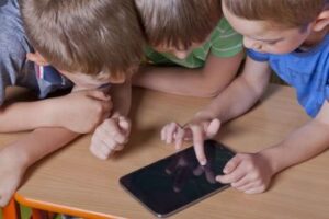 L'UE envisage d'interdire les réseaux sociaux aux enfants de moins de 15 ans
