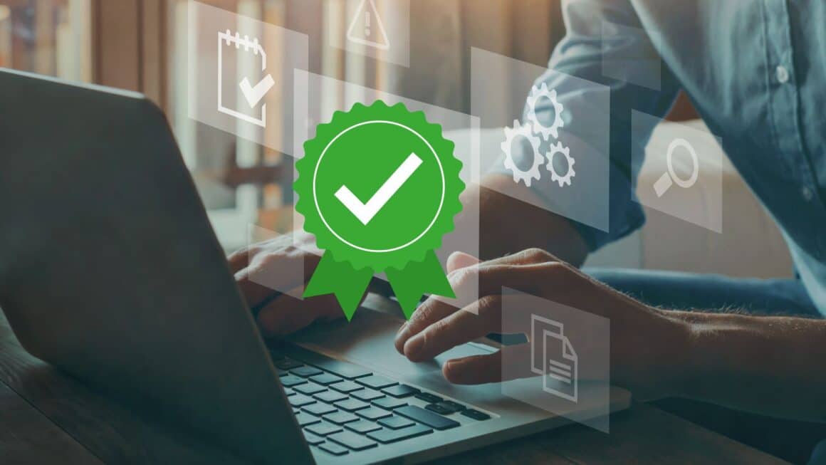 Personne utilisant un ordinateur portable avec des icônes virtuelles illustrant la validation de la qualité, la conformité et les paramètres techniques, mise en avant d’un badge vert avec une coche blanche symbolisant la certification.