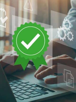 Personne utilisant un ordinateur portable avec des icônes virtuelles illustrant la validation de la qualité, la conformité et les paramètres techniques, mise en avant d’un badge vert avec une coche blanche symbolisant la certification.