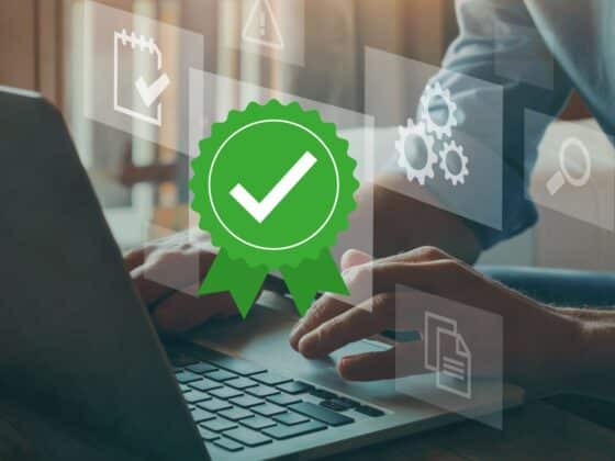 Personne utilisant un ordinateur portable avec des icônes virtuelles illustrant la validation de la qualité, la conformité et les paramètres techniques, mise en avant d’un badge vert avec une coche blanche symbolisant la certification.