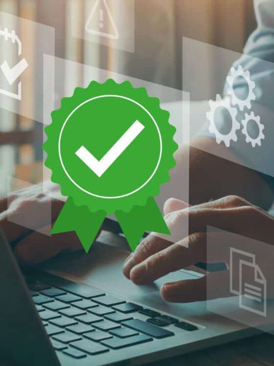 Personne utilisant un ordinateur portable avec des icônes virtuelles illustrant la validation de la qualité, la conformité et les paramètres techniques, mise en avant d’un badge vert avec une coche blanche symbolisant la certification.