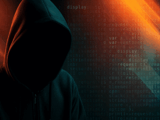 Silhouette sombre d’un individu portant une capuche, symbolisant un hacker, sur fond de code informatique et de lumières rouges et bleues, représentant une cyberattaque ou une activité de piratage.
