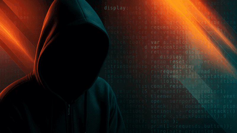 Silhouette sombre d’un individu portant une capuche, symbolisant un hacker, sur fond de code informatique et de lumières rouges et bleues, représentant une cyberattaque ou une activité de piratage.