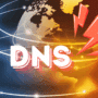 Illustration représentant une attaque ou une panne DNS à l’échelle mondiale, avec la Terre vue depuis l’espace, des éclairs rouges symbolisant une perturbation, et le mot "DNS" en grandes lettres blanches.
