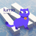 Illustration de la mascotte Lumo, un chat violet au collier sécurisé, posée sur une lettre "M" blanche en 3D, avec un fond de circuit imprimé bleu et le logo "lumo by Proton" en haut à gauche, accompagnée du logo "dcod" en bas à droite.