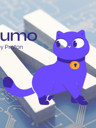 Illustration de la mascotte Lumo, un chat violet au collier sécurisé, posée sur une lettre "M" blanche en 3D, avec un fond de circuit imprimé bleu et le logo "lumo by Proton" en haut à gauche, accompagnée du logo "dcod" en bas à droite.