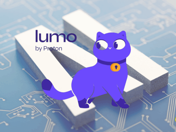 Illustration de la mascotte Lumo, un chat violet au collier sécurisé, posée sur une lettre "M" blanche en 3D, avec un fond de circuit imprimé bleu et le logo "lumo by Proton" en haut à gauche, accompagnée du logo "dcod" en bas à droite.