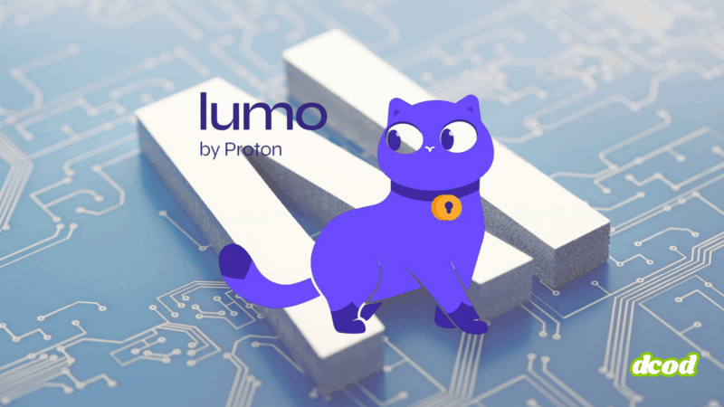 Illustration de la mascotte Lumo, un chat violet au collier sécurisé, posée sur une lettre "M" blanche en 3D, avec un fond de circuit imprimé bleu et le logo "lumo by Proton" en haut à gauche, accompagnée du logo "dcod" en bas à droite.