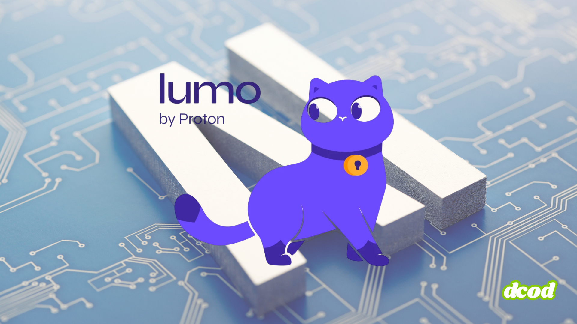 Illustration de la mascotte Lumo, un chat violet au collier sécurisé, posée sur une lettre "M" blanche en 3D, avec un fond de circuit imprimé bleu et le logo "lumo by Proton" en haut à gauche, accompagnée du logo "dcod" en bas à droite.