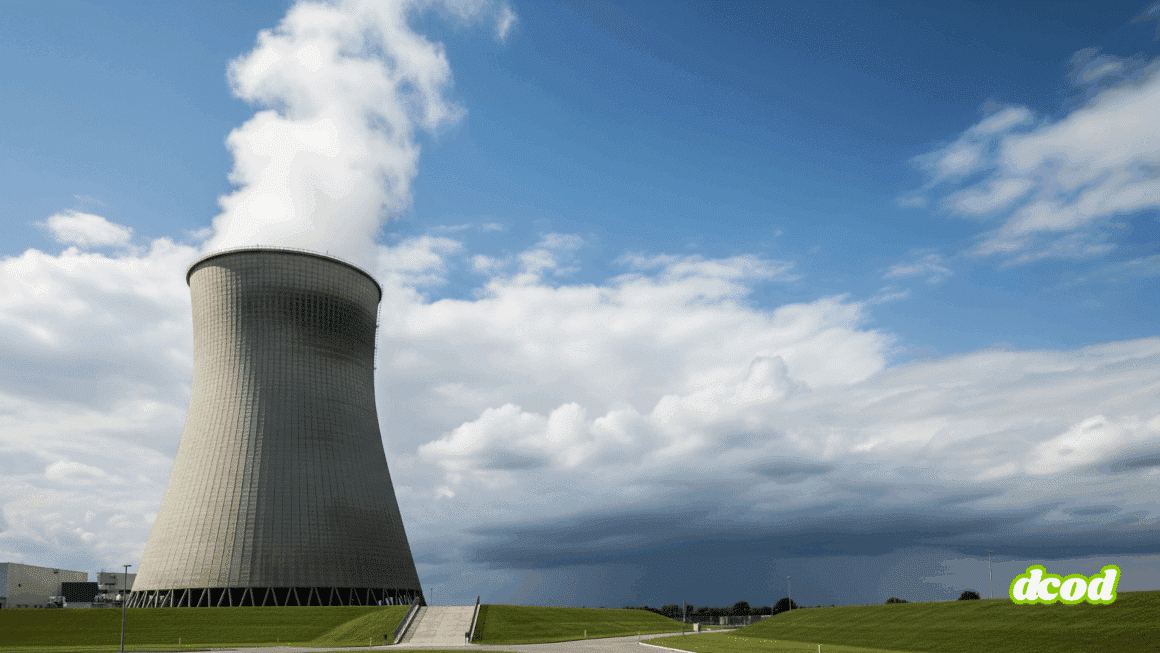 Tour de refroidissement d'une centrale nucléaire s'élevant vers un ciel bleu clair, avec des nuages sombres et menaçants à l'horizon, évoquant la puissance et la complexité de l'énergie nucléaire face aux défis environnementaux ou de sécurité.