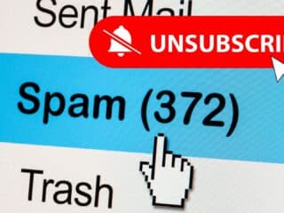 Capture d’écran d’un dossier de messagerie affichant 372 spams, avec un bouton rouge "Unsubscribe" et une icône de curseur, illustrant les risques liés aux liens de désabonnement dans les emails.