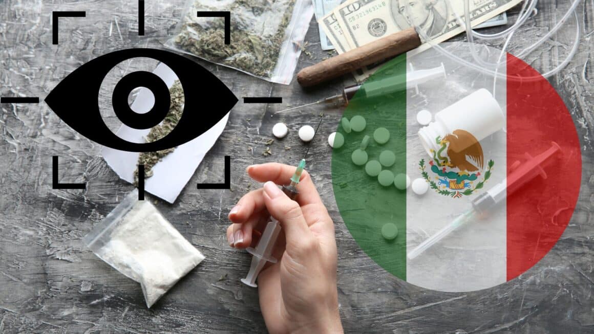 Main tenant une seringue au milieu de drogues diverses (cocaïne, pilules, marijuana), billets de banque et drapeau du Mexique en transparence, illustrant la surveillance et le trafic des cartels de drogue mexicains