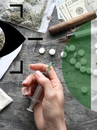 Main tenant une seringue au milieu de drogues diverses (cocaïne, pilules, marijuana), billets de banque et drapeau du Mexique en transparence, illustrant la surveillance et le trafic des cartels de drogue mexicains