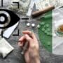 Main tenant une seringue au milieu de drogues diverses (cocaïne, pilules, marijuana), billets de banque et drapeau du Mexique en transparence, illustrant la surveillance et le trafic des cartels de drogue mexicains