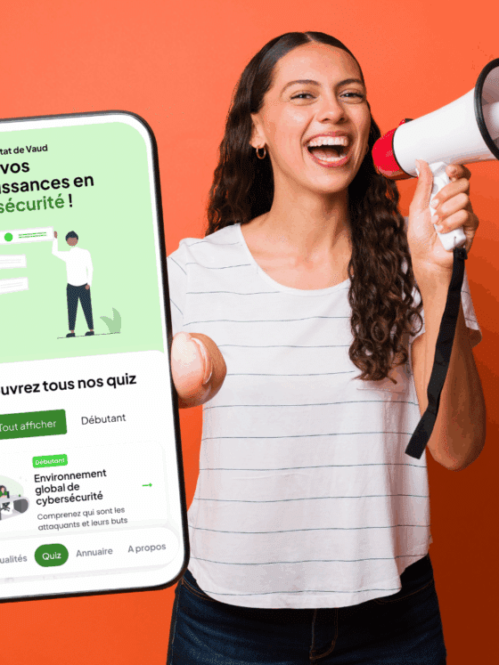 Femme souriante tenant un mégaphone dans la main droite et présentant un smartphone dans la main gauche. L’écran du téléphone affiche la page des quiz de l’État de Vaud sur la cybersécurité, avec un bouton « Tout afficher » et un quiz débutant intitulé « Environnement global de cybersécurité ». Fond orange uni et logo « dcod » en bas à droite.