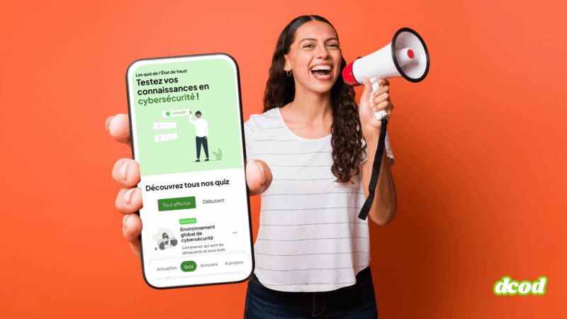 Femme souriante tenant un mégaphone dans la main droite et présentant un smartphone dans la main gauche. L’écran du téléphone affiche la page des quiz de l’État de Vaud sur la cybersécurité, avec un bouton « Tout afficher » et un quiz débutant intitulé « Environnement global de cybersécurité ». Fond orange uni et logo « dcod » en bas à droite.