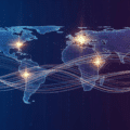 Carte du monde stylisée illustrant la cybersécurité et l'attribution des menaces. Des flux de données lumineux parcourent le globe, connectant plusieurs points chauds pour représenter l'identification des acteurs malveillants sur le réseau mondial. Le design est moderne, dans des teintes de bleu, violet et or.