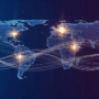 Carte du monde stylisée illustrant la cybersécurité et l'attribution des menaces. Des flux de données lumineux parcourent le globe, connectant plusieurs points chauds pour représenter l'identification des acteurs malveillants sur le réseau mondial. Le design est moderne, dans des teintes de bleu, violet et or.