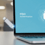 Une clé de sécurité FIDO est branchée sur un ordinateur portable. L'écran de l'ordinateur portable affiche le texte "Authentification FIDO" et une icône de cadenas, symbolisant une connexion sécurisée et sans mot de passe
