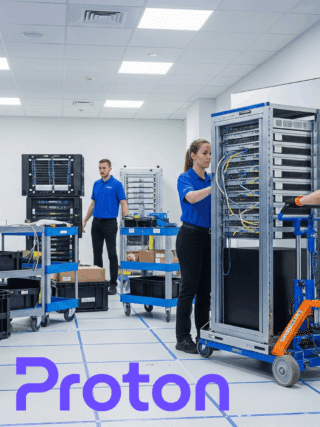 Équipe de techniciens professionnels organisant le déménagement de racks de serveurs dans un centre de données moderne.