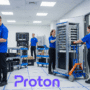 Équipe de techniciens professionnels organisant le déménagement de racks de serveurs dans un centre de données moderne.