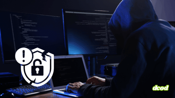 Personne portant un sweat à capuche devant plusieurs écrans affichant du code, représentant une cyberattaque en cours, avec une icône de sécurité cassée en surimpression.