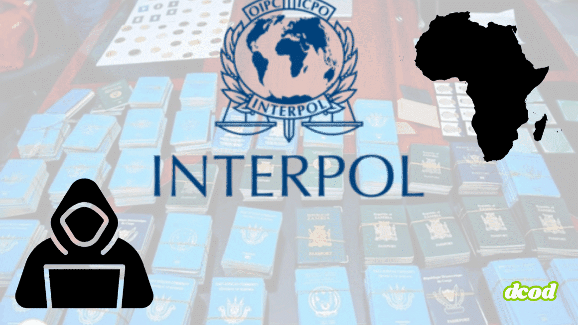 Logo Interpol avec piles de passeports saisis en arrière-plan, icône de hacker et carte d’Afrique, illustrant une opération contre la cybercriminalité.