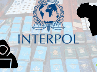 Logo Interpol avec piles de passeports saisis en arrière-plan, icône de hacker et carte d’Afrique, illustrant une opération contre la cybercriminalité.