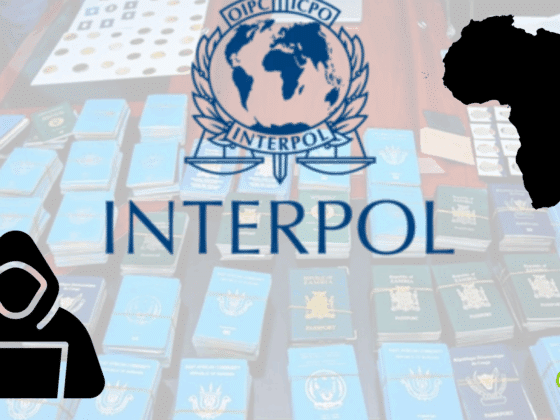 Logo Interpol avec piles de passeports saisis en arrière-plan, icône de hacker et carte d’Afrique, illustrant une opération contre la cybercriminalité.