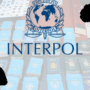 Logo Interpol avec piles de passeports saisis en arrière-plan, icône de hacker et carte d’Afrique, illustrant une opération contre la cybercriminalité.
