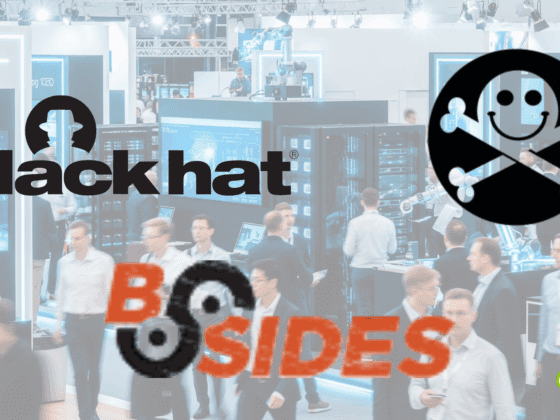 Montage présentant les logos des événements Black Hat, DEF CON et BSides sur une photo d’un salon technologique, avec des visiteurs circulant entre les stands et des écrans affichant des données et serveurs.