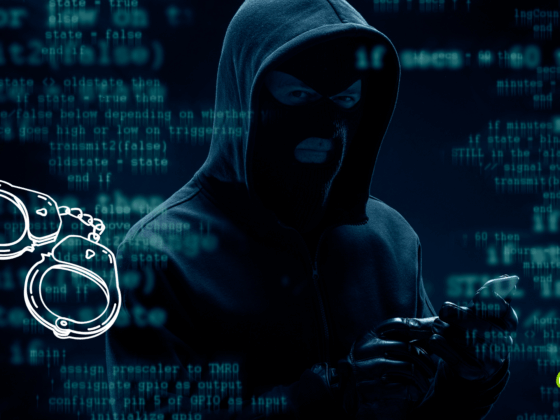 Homme masqué en hoodie, représentant un hacker, utilisant un smartphone dans un environnement numérique avec du code informatique en arrière-plan et une paire de menottes illustrée, symbolisant une arrestation.