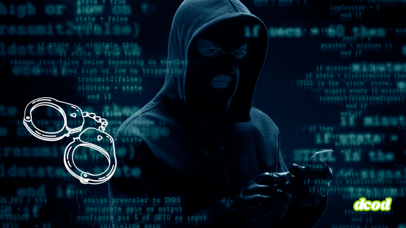 Homme masqué en hoodie, représentant un hacker, utilisant un smartphone dans un environnement numérique avec du code informatique en arrière-plan et une paire de menottes illustrée, symbolisant une arrestation.