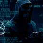 Homme masqué en hoodie, représentant un hacker, utilisant un smartphone dans un environnement numérique avec du code informatique en arrière-plan et une paire de menottes illustrée, symbolisant une arrestation.