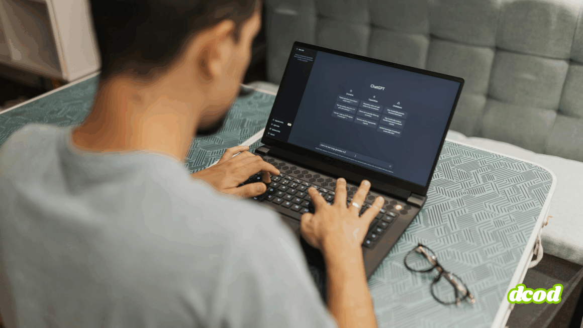Utilisateur travaillant sur un ordinateur portable affichant l’interface ChatGPT, illustrant les risques de sécurité et détournements possibles des IA.