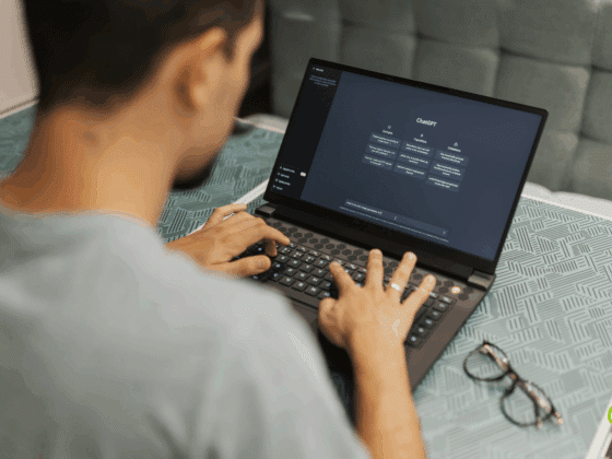 Utilisateur travaillant sur un ordinateur portable affichant l’interface ChatGPT, illustrant les risques de sécurité et détournements possibles des IA.